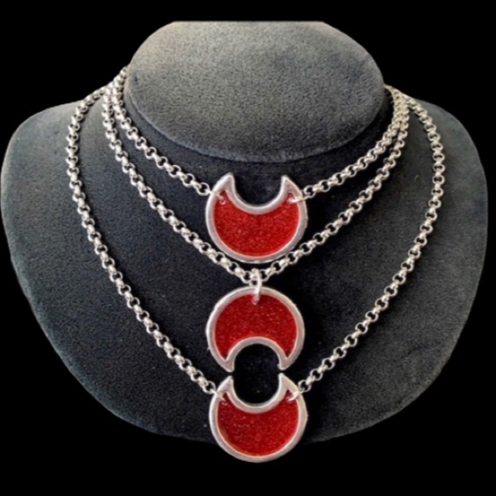 Red & silver resin crescent moons 3 layer necklace - Picture 10 of 10